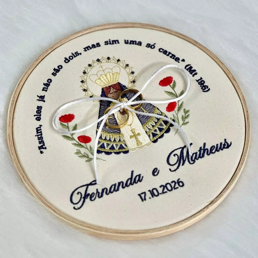 Bastidor Porta-Alianças Nossa Senhora Aparecida Bordado com Nomes, Data e Versículo Personalizado