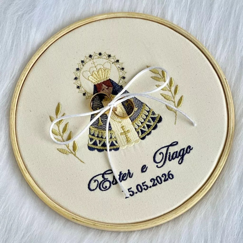 Bastidor Porta-Alianças Nossa Senhora Aparecida Bordado Personalizado com Nomes e Data e Ramos de Trigo