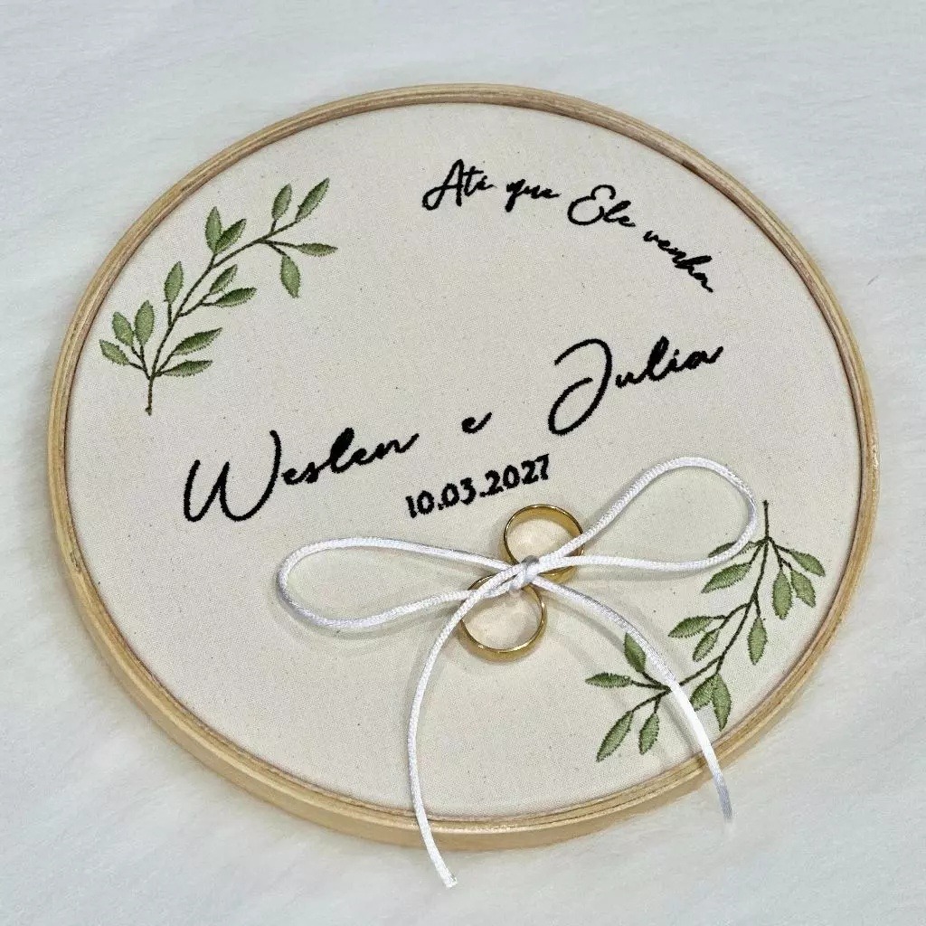 Bastidor Porta-Alianças Bordado com Nomes, Data, Frase e Flores Personalizado